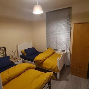 Entire 2 Bedroom Home/flat In London, Line , London United Kingdom