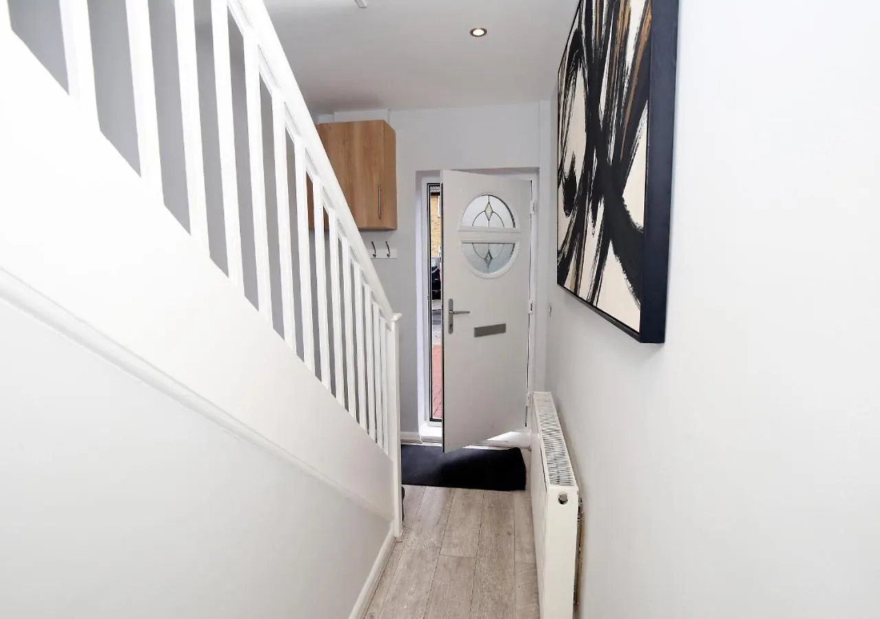 3-Bed House With Parking Near London O2 Apartment