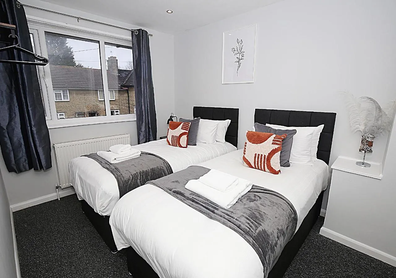 3-Bed House With Parking Near London O2 Apartment