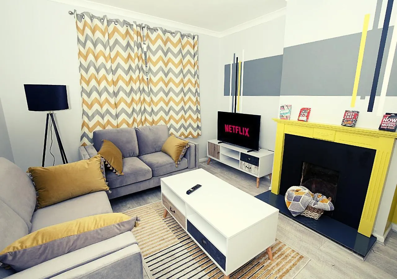 3-Bed House With Parking Near London O2 Apartment