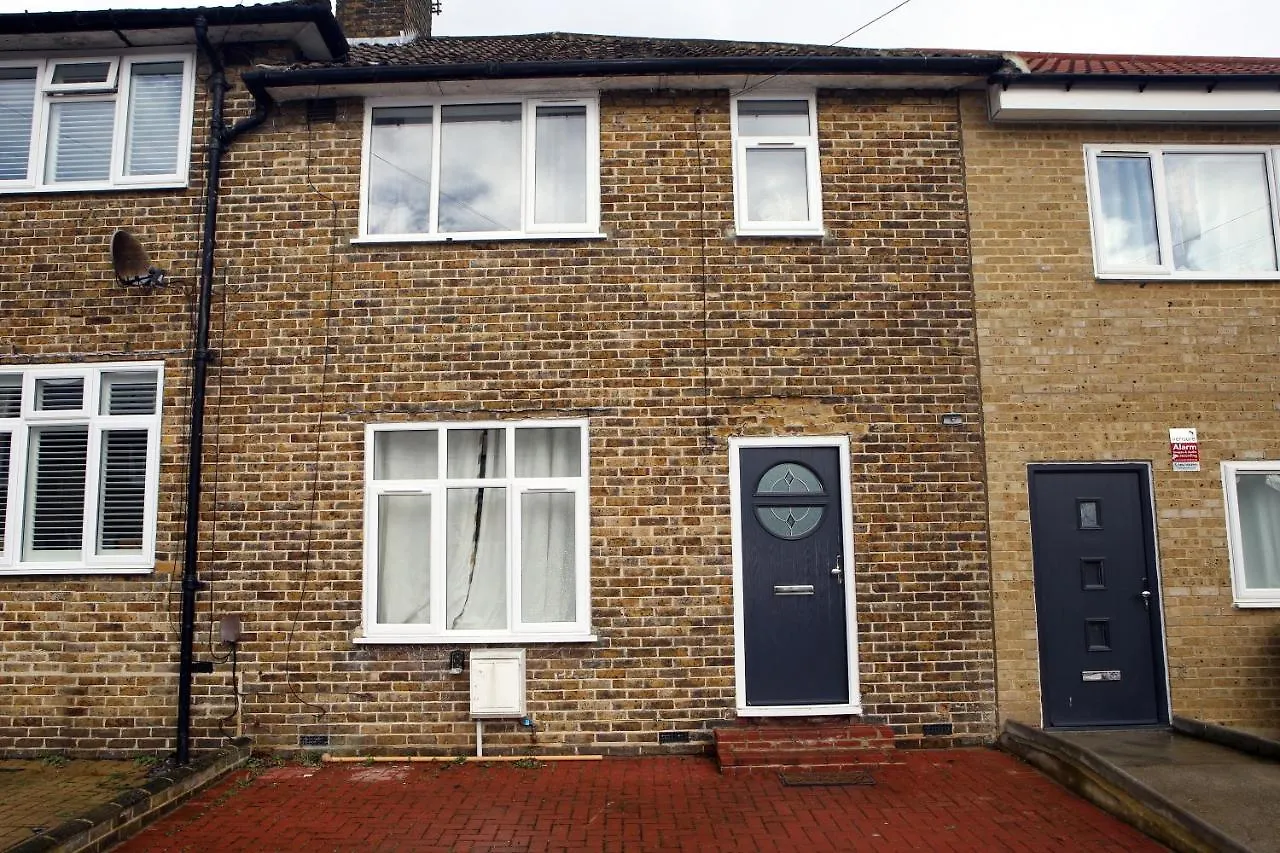 3-Bed House With Parking Near London O2 Apartman